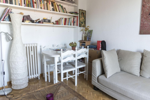 Single bedroom in 4-bedroom apartment