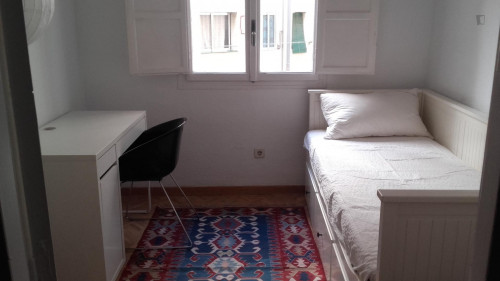 Single bedroom in 4-bedroom apartment