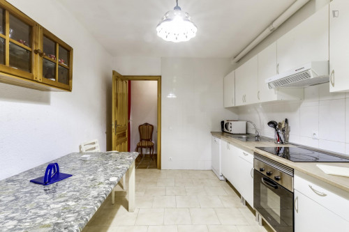 Single bedroom in a 5-bedroom house close to Universidad Europea de Madrid