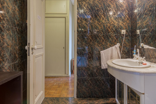 Simple single bedroom in a 6-bedroom flat, 10 minutes from FEUP, Polo Universitário - Gallery - 13