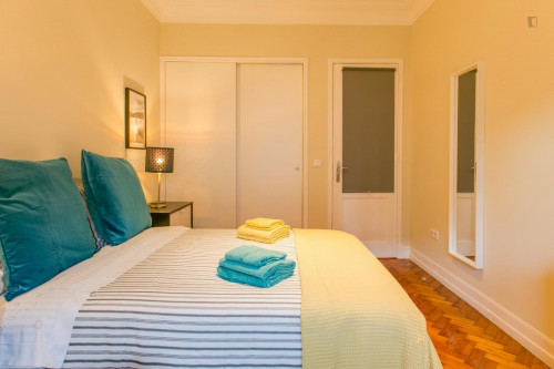 Wonderful Spacious Double Bedroom At Charming Avenida De Roma Location - 1
