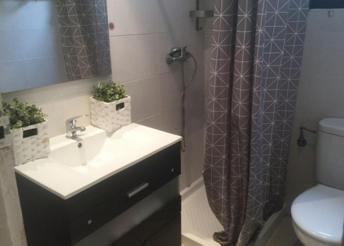 Modern double bedroom next to Callao metro station - Gallery - 7