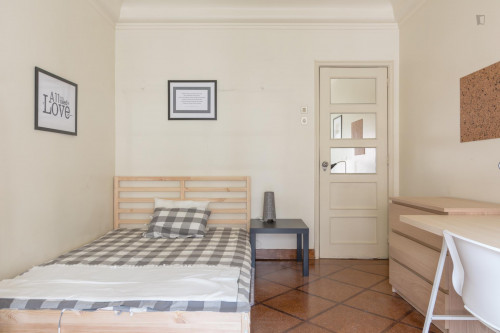 Tasteful single bedroom, in a 5-bedroom apartment, in Saldanha  - Gallery -  2