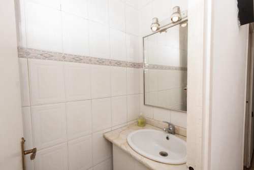 Single bedroom in a 4-bedroom apartment near Zona Universitària