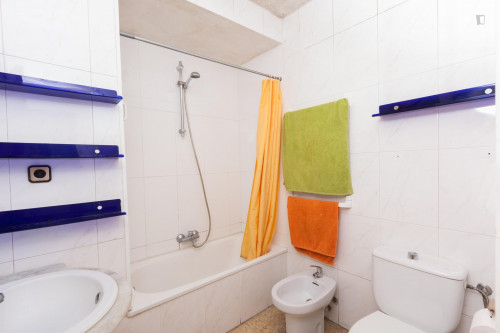 Single bedroom in a 4-bedroom apartment near Zona Universitària