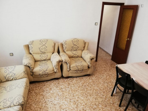 Bright single bedroom in a 3-bedroom apartment near València-Cabanyal train station