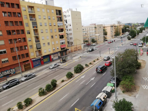 Bright single bedroom in a 3-bedroom apartment near València-Cabanyal train station