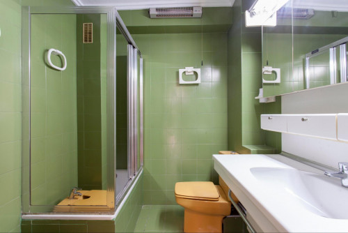 Double bedroom with a window view, in L'Amistat