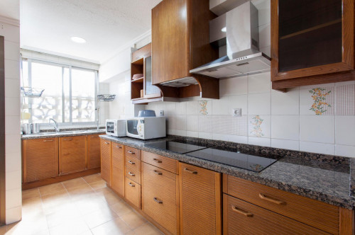 Double bedroom with a window view, in L'Amistat