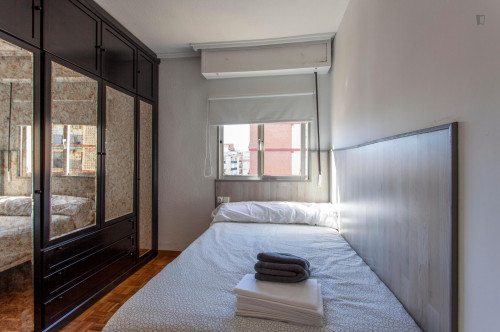 Snug single bedroom in a 10-bedroom flat, in L'Amistat  - Gallery -  2