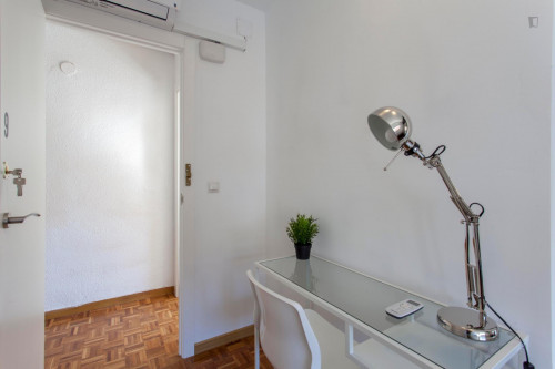 Snug single bedroom in a 10-bedroom flat, in L'Amistat  - Gallery -  3