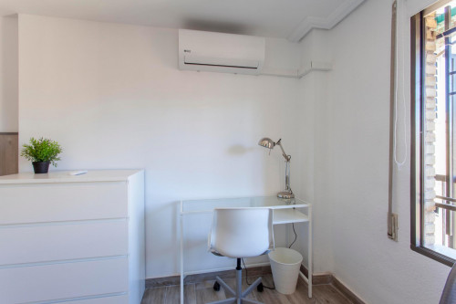 Graceful double bedroom with a window view, in L'Amistat