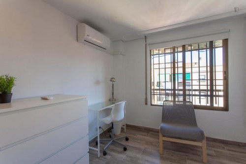 Graceful double bedroom with a window view, in L'Amistat