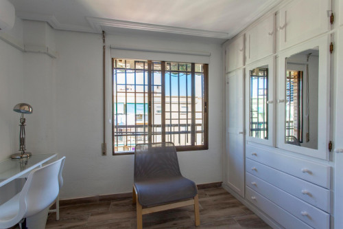 Graceful double bedroom with a window view, in L'Amistat - Gallery - 18