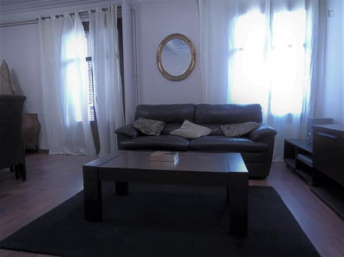 EIXAMPLE FURNISHED 4 BEDROOMS FLAT