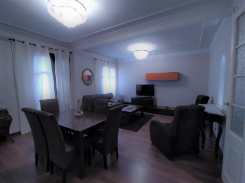 EIXAMPLE FURNISHED 4 BEDROOMS FLAT