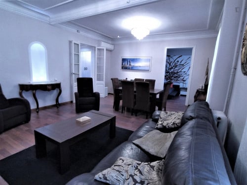 EIXAMPLE FURNISHED 4 BEDROOMS FLAT