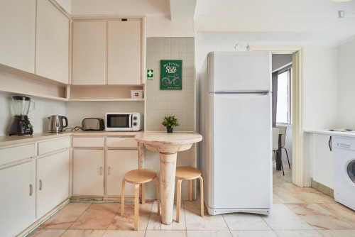 Large double bedroom with private bathroom located in Marquês de Pombal