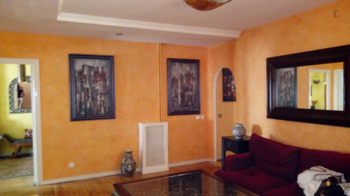 Single bedroom in 5-bedroom apartment