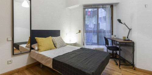 Modern double bedroom within walking distance to the Delicias metro station