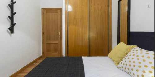 Modern double bedroom within walking distance to the Delicias metro station