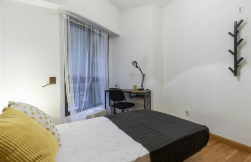  Modern Double Bedroom Within Walking Distance To The Delicias Metro Station  -  Modern double bedroom within walking distance to the Delicias metro station  - Gallery -  1