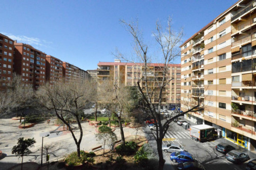 Charming single bedroom in a 5-bedroom apartment near Universitat de València