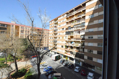 Charming single bedroom in a 5-bedroom apartment near Universitat de València