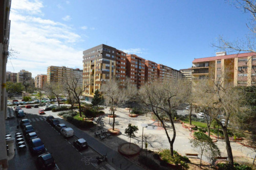 Charming single bedroom in a 5-bedroom apartment near Universitat de València