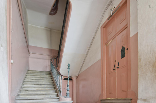 Cool single bedroom close to Alcantara-Mar train station minutes away from Instituto Superior de Agronomia