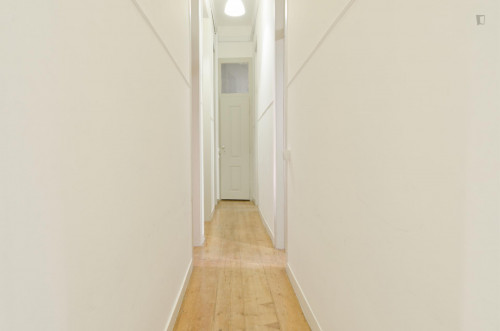 Cool single bedroom close to Alcantara-Mar train station minutes away from Instituto Superior de Agronomia