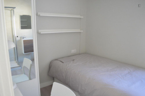  Bright Single Ensuite Bedroom In A 3-Bedroom Apartment Near Amistat-Casa De Salut Metro Station  -  Bright single ensuite bedroom in a 3-bedroom apartment near Amistat-Casa de Salut metro station  - Gallery -  2