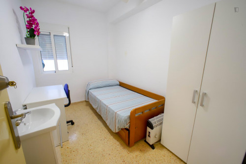  Cozy Single Bedroom In A 4-Bedroom Apartment Near València-Cabanyal Train Station  -  Cozy single bedroom in a 4-bedroom apartment near València-Cabanyal train station  - Gallery -  1
