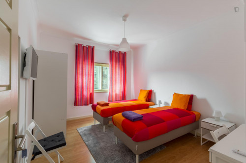 Cosy Twin Bedroom In A 5-Bedroom Apartment, In The Matosinhos Neighbourhood - 2