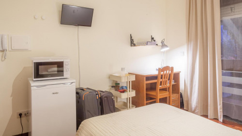 Single Ensuite Bedroom In Nice 6-Bedroom House In Paranhos - 1