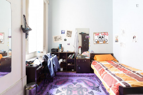 Homely Single Bedroom Set In A Residence, Not Far From Escola Superior Artística Do Porto - 1