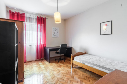 Really Neat Single Bedroom Near Instituto Superior De Engenharia - 1