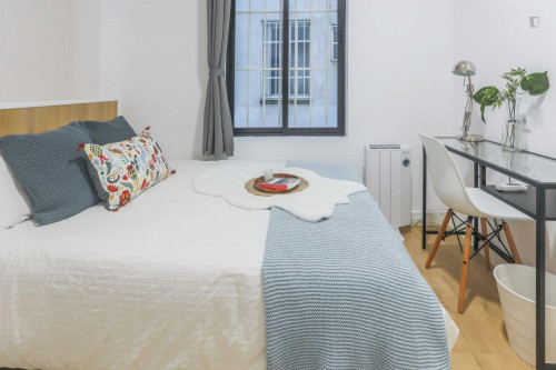 Tasteful  Double Bedroom In A Student Flat, In Arguelles - 1