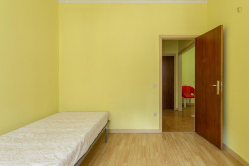  Cool Single Bedroom Minutes Away From Universidade Portucalense Infante Dom Henrique  -  Cool single bedroom minutes away from Universidade Portucalense Infante Dom Henrique  - Gallery -  1