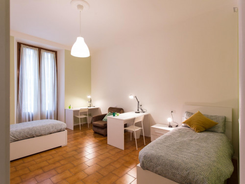  Bed In Cool Twin Bedroom In In Zona Delle Regioni  -  Bed in cool twin bedroom in in Zona Delle Regioni  - Gallery -  2