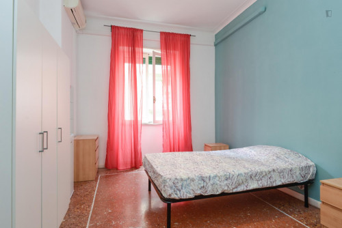 Ample Bedroom In A 6-Bedroom Student Flat, Near Bologna Metro Station  -  Ample bedroom in a 6-bedroom student flat, near Bologna metro station  - Gallery -  3