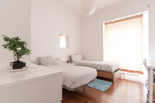 Twin Bedroom With Balcony In Student Apartment Near Areeiro Metro Station - 2