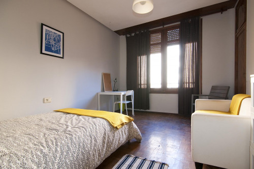  Inviting Student Apartment With Wi-Fi Near Colón Metro Station  -  Nice double bedroom in a 5-bedroom apartment near Colón metro station  - Gallery -  2