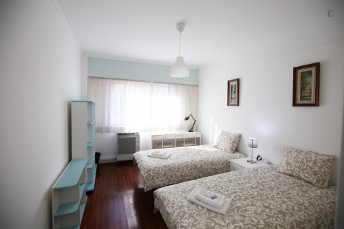 Bright And Pleasant Twin Bedroom, In A 6-Bedroom Apartment, In Olaias - 2