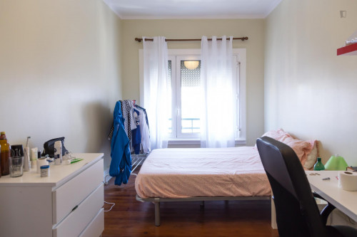  Amazing Double Bedroom With A Bright Window View In A Student Apartment Near IST  -  Amazing double bedroom with a bright window view in a student apartment near IST  - Gallery -  2