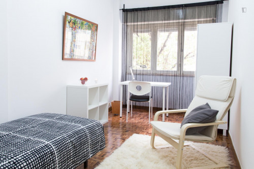  Snug Single Bedroom Close To Jardim Zoológico Metro Station  -  Snug single bedroom close to Jardim Zoológico metro station  - Gallery -  1