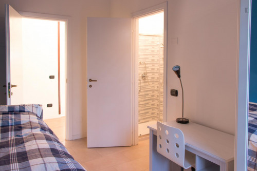  Single Bedroom, With Private Bathroom And Balcony, In 3-Bedroom Apartment  -  Single bedroom, with private bathroom and balcony, in 3-bedroom apartment  - Gallery -  2