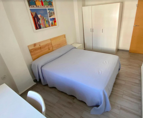  Premium Sunny Room Near Center, Double Bed, WIFI And TV For Students  -  Premium sunny room near center, double bed, WIFI and TV for students  - Gallery -  2