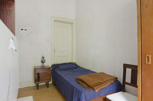Convenient Single Bedroom In 7-Bedroom Flat In Well-Connected Picoas - 1