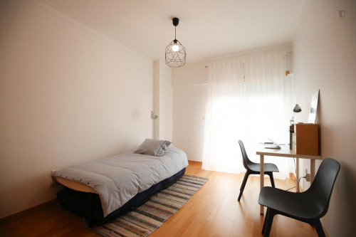 Single Room In Costa Da Caparica, 800 Mt From The Beach And 100 Mt From Park - 1